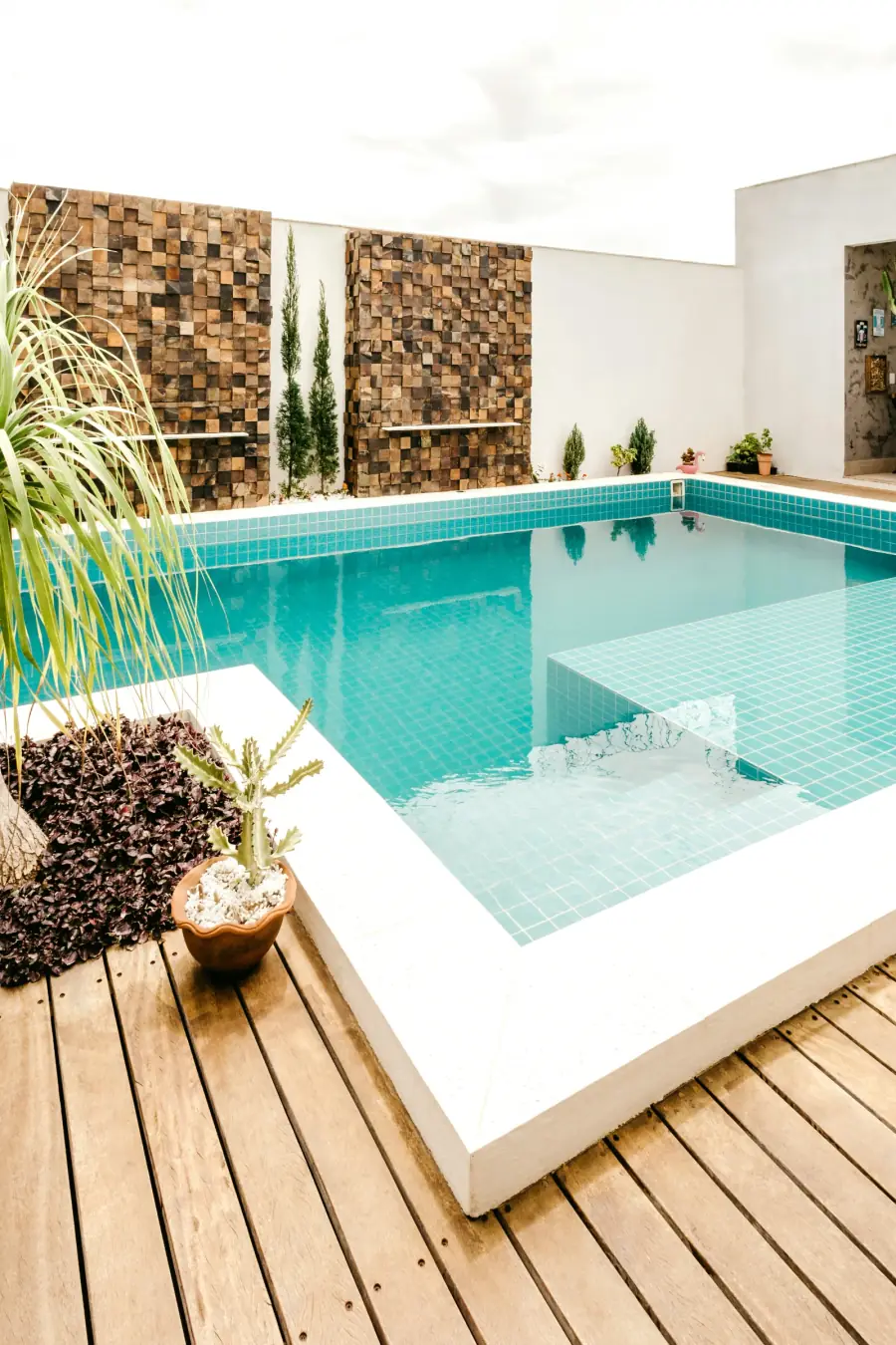 Ahşap teraslı modern villa havuzu