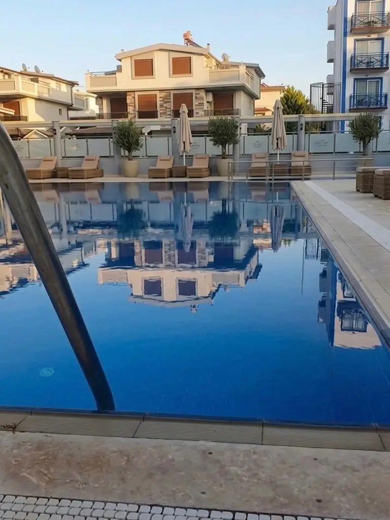 Yenilenip suyla doldurulmuş, yansıma yapan site havuzu